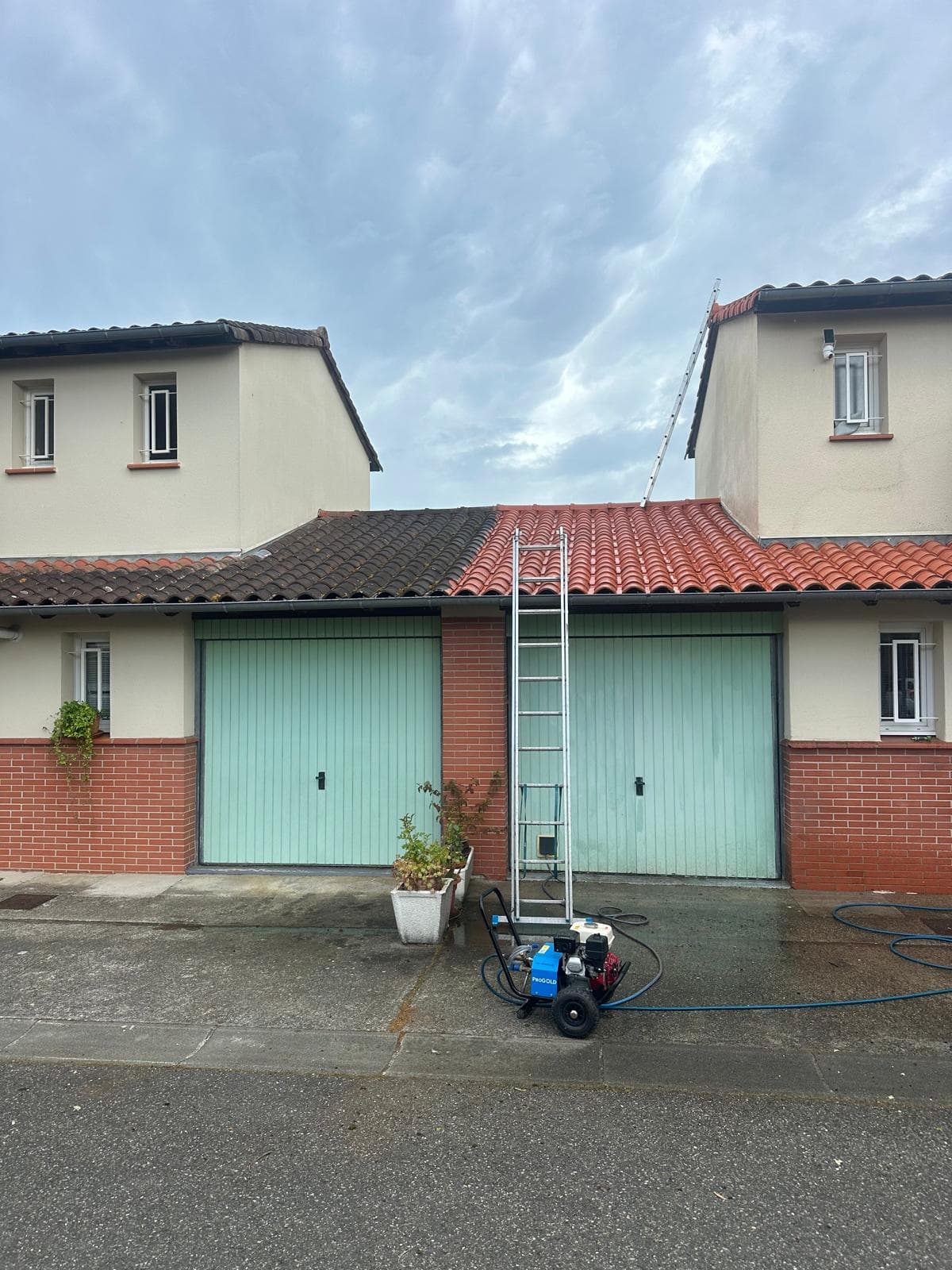 Avant après démoussage de toiture à Moissac